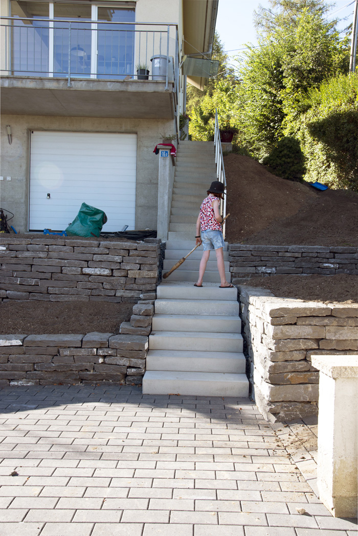 Jardin en terrasses escarpées à Vaud, Suisse par Semple Begg Conception & Aménagement de Jardins
