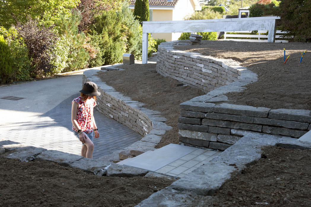 Jardin en terrasses escarpées à Vaud, Suisse par Semple Begg Conception & Aménagement de Jardins