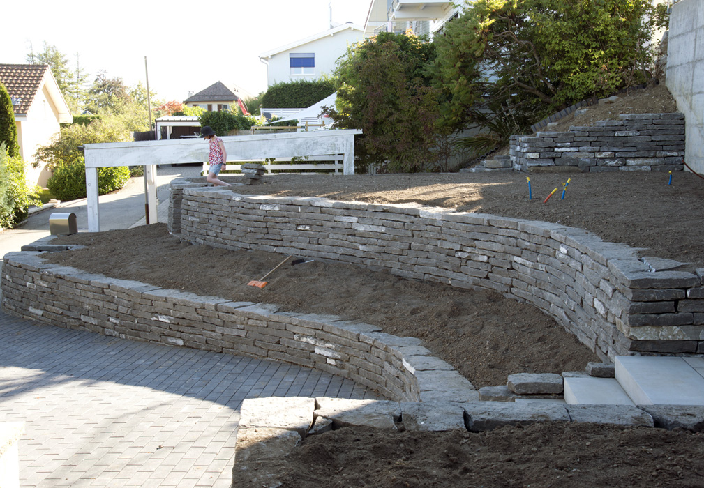 Jardin en terrasses escarpées à Vaud, Suisse par Semple Begg Conception & Aménagement de Jardins