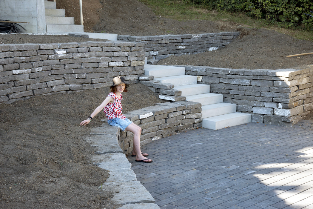 Jardin en terrasses escarpées à Vaud, Suisse par Semple Begg Conception & Aménagement de Jardins