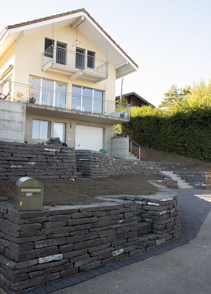 Jardin en terrasses escarpées à Vaud, Suisse par Semple Begg Conception & Aménagement de Jardins